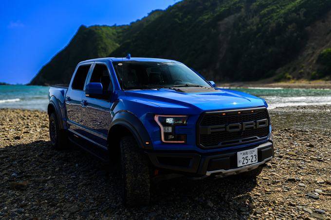 FORD F-150 RAPTOR 2019年モデル！ V6 3.5L EcoBoostツインターボ搭載！！ ※荷台トノカバーなし　 リムジン那覇空港個別無料送迎(最大7人まで)！※諸事情等により、リムジン以外での送迎になる場合もあり画像